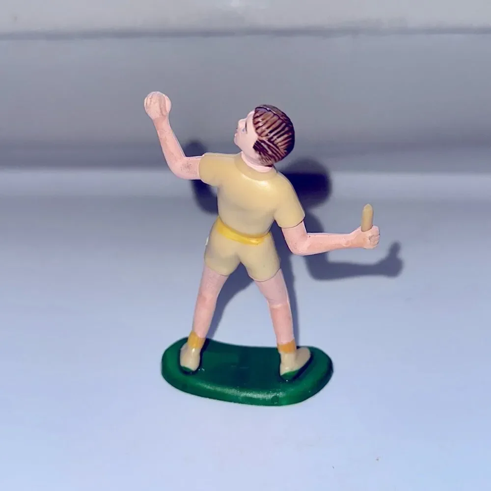 Vintage hard plastic male tennis player cake topper/tennis racket is missing‎
